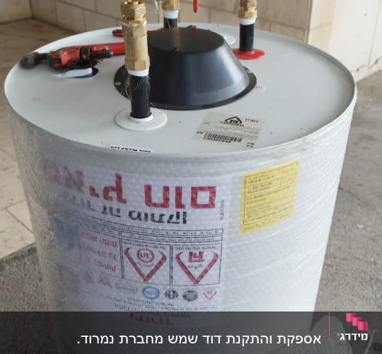 דוד שמש עם ברזים וכלים עליון